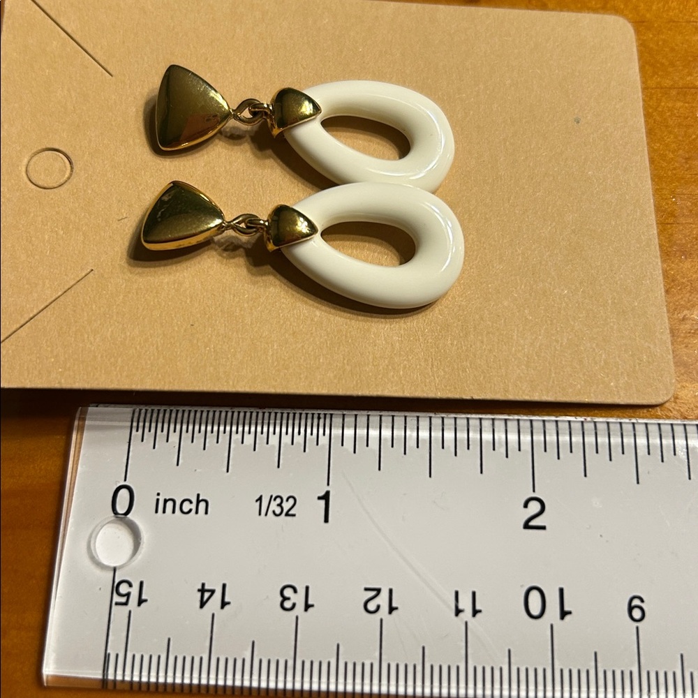 White Enamel & Gold Tone Teardrop Dangle Post Earrings Vintage 80s - Picture 3 of 3